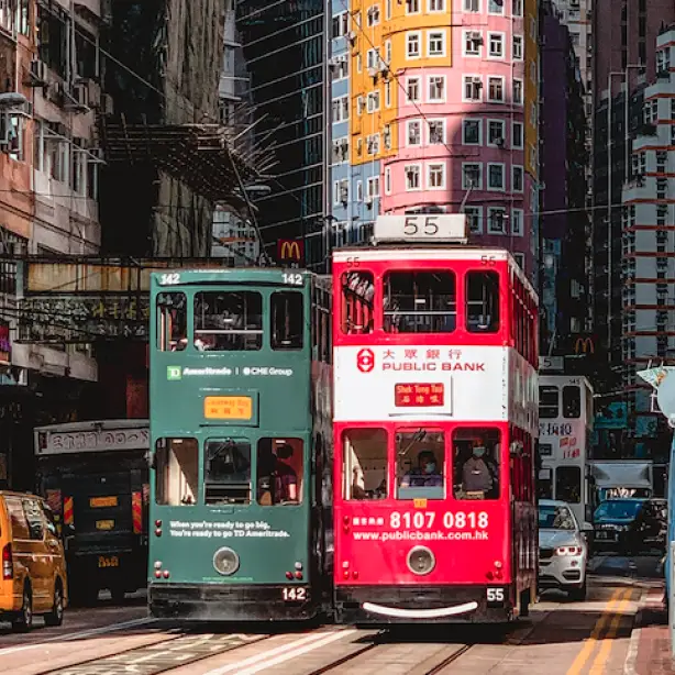Zwei Doppeldeckerbusse in den Straßen von Hongkong