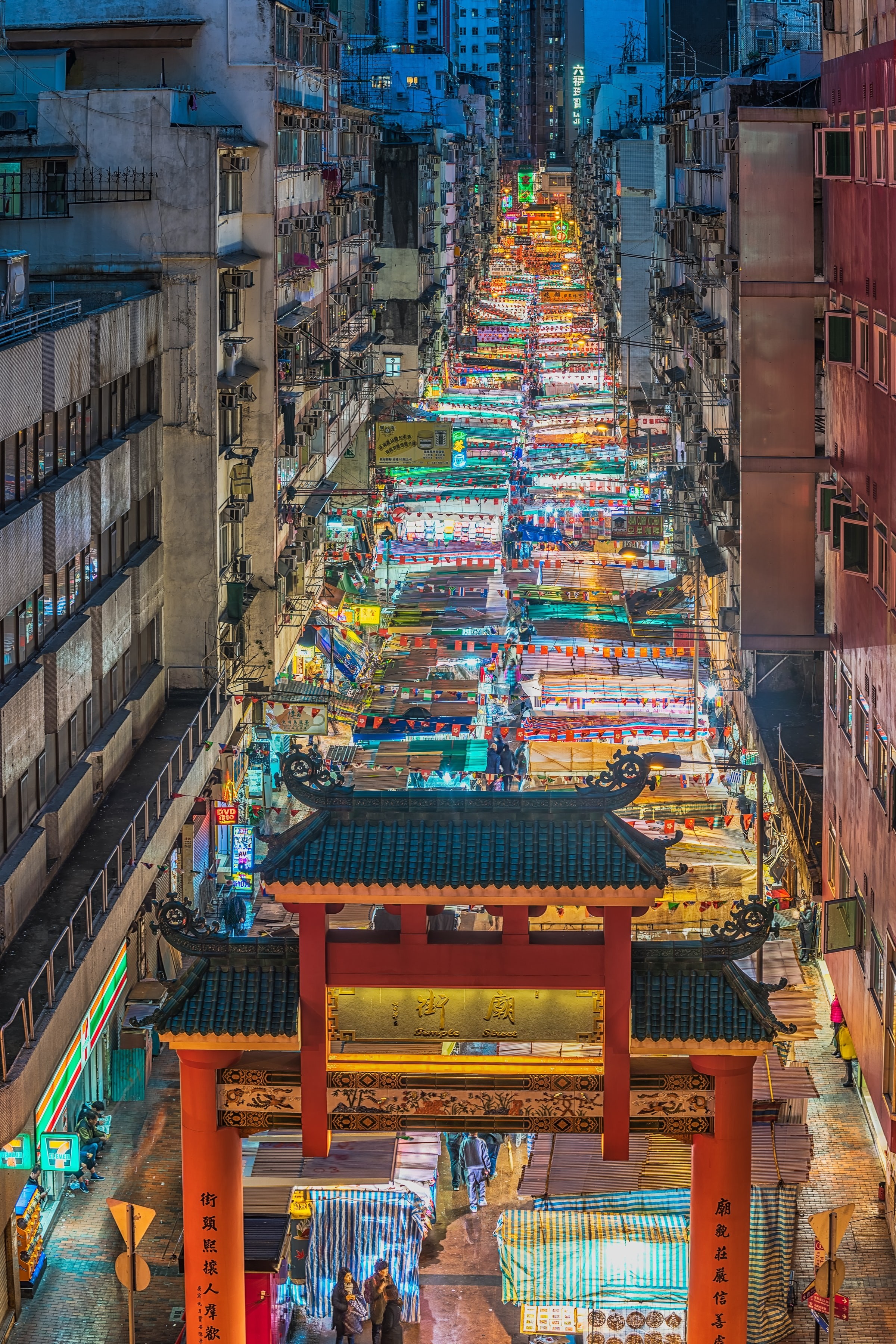 Straat in Hong Kong van boven met kleurrijke marktkraampjes