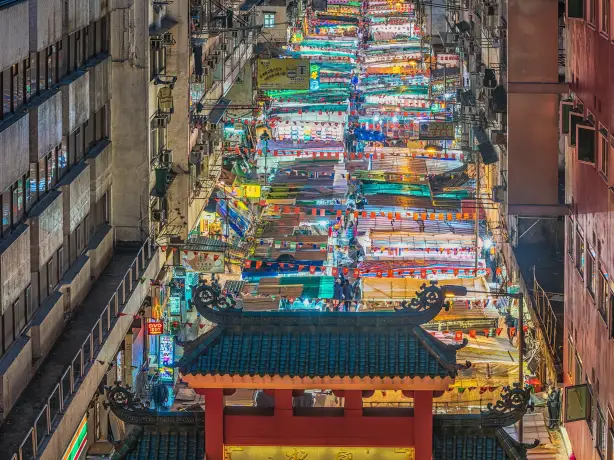 Straat in Hong Kong van boven met kleurrijke marktkraampjes