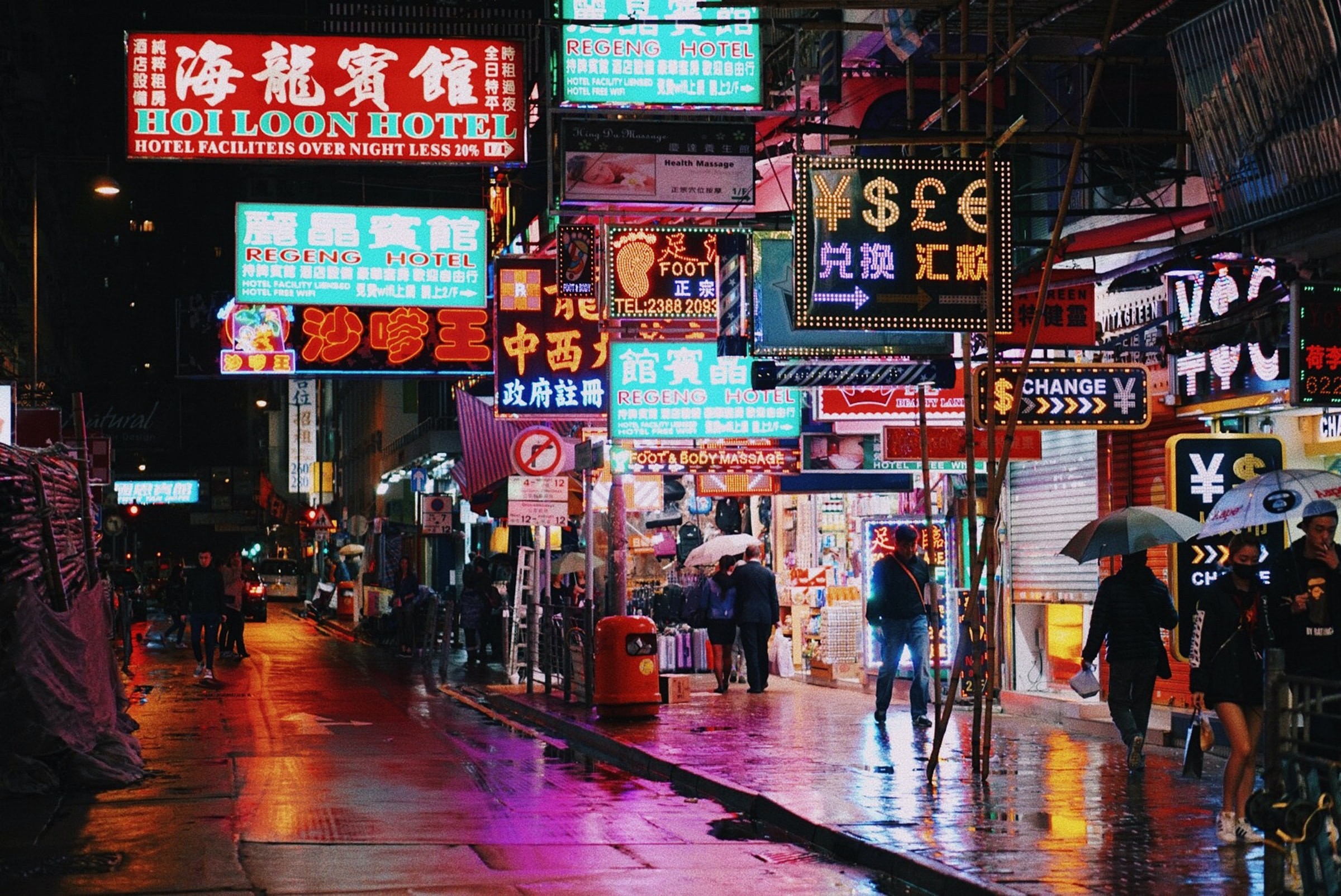 Straße mit Neonlichtern bei Nacht in Hongkong
