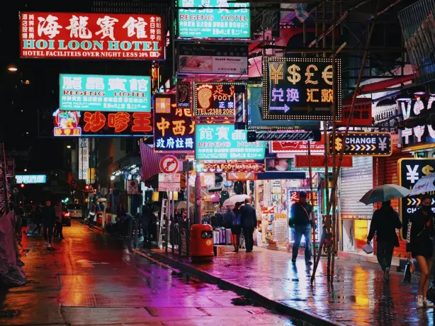 Straße mit Neonlichtern bei Nacht in Hongkong
