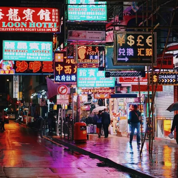 Straße mit Neonlichtern bei Nacht in Hongkong