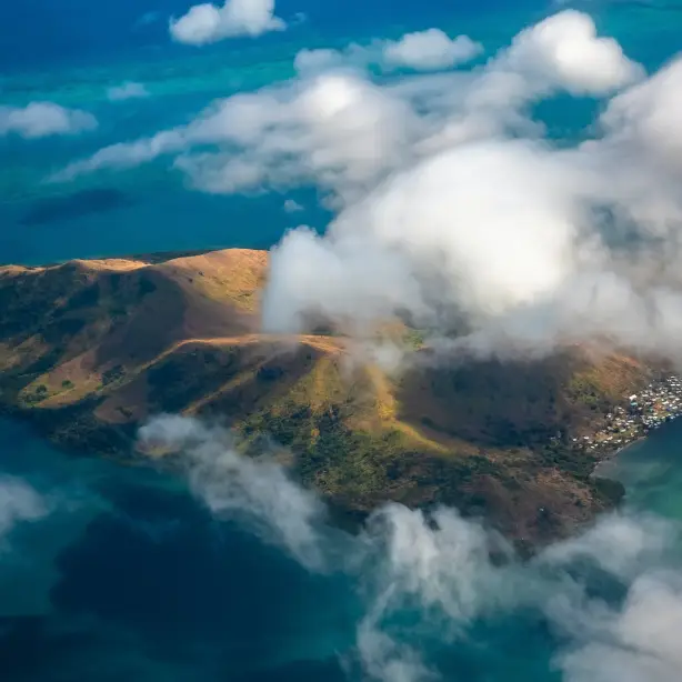 Luchtfoto van een eiland door de wolken