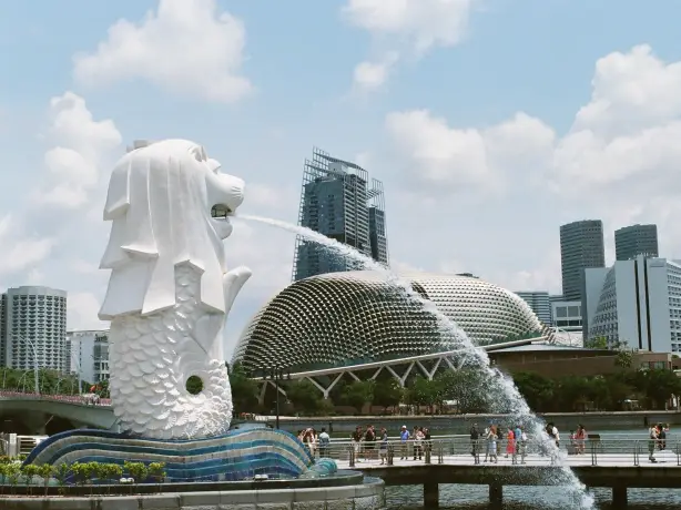 Large lion water fountain with city in the background in Singapore