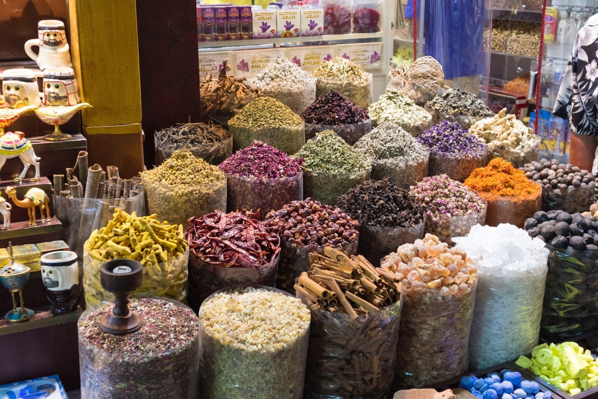 Gewürze auf traditionellem Markt in Dubai