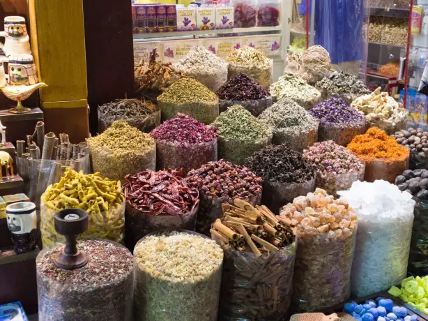 Gewürze auf traditionellem Markt in Dubai