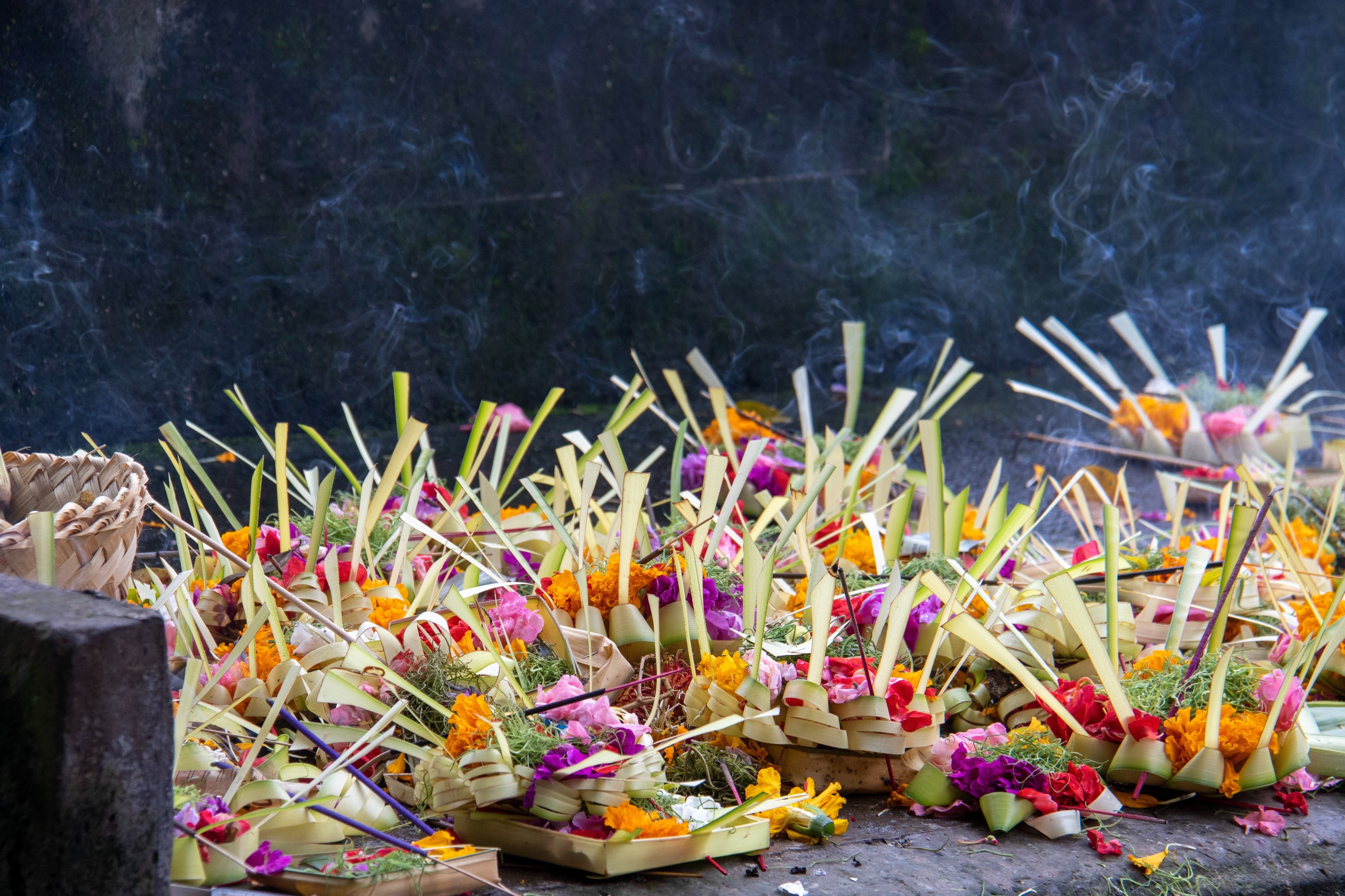 Bali Stopover Opfergabe, Schalen mit Blumen