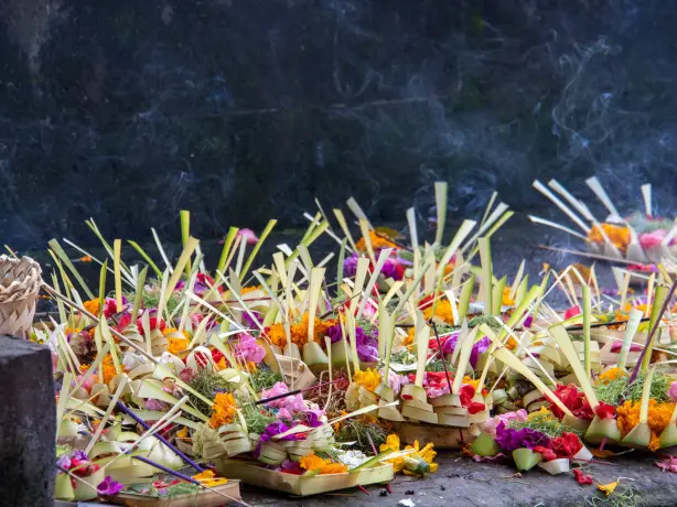 Bali Stopover Opfergabe, Schalen mit Blumen