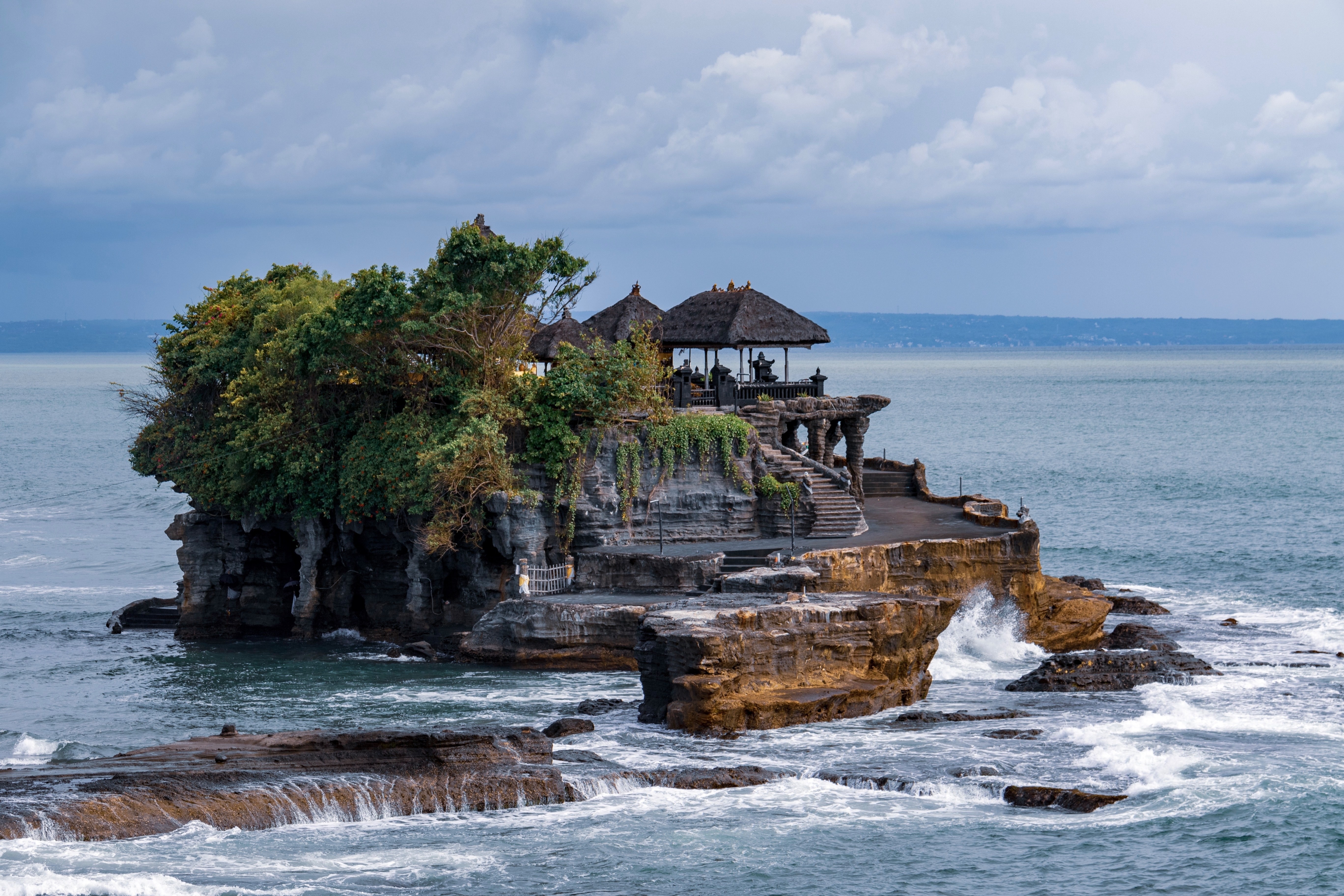 Gebäude Tanah Lot auf felsiger Insel in Meer