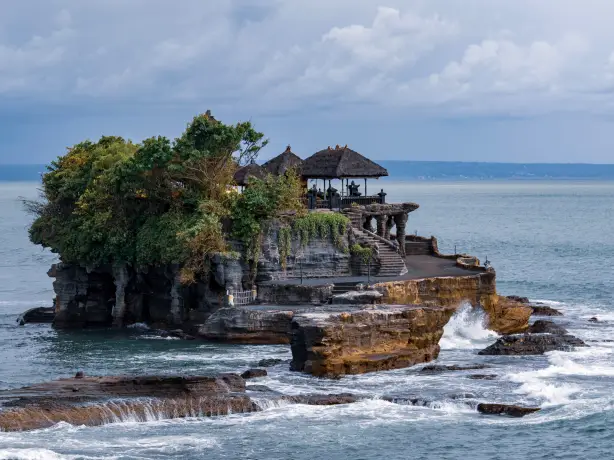 Gebäude Tanah Lot auf felsiger Insel in Meer