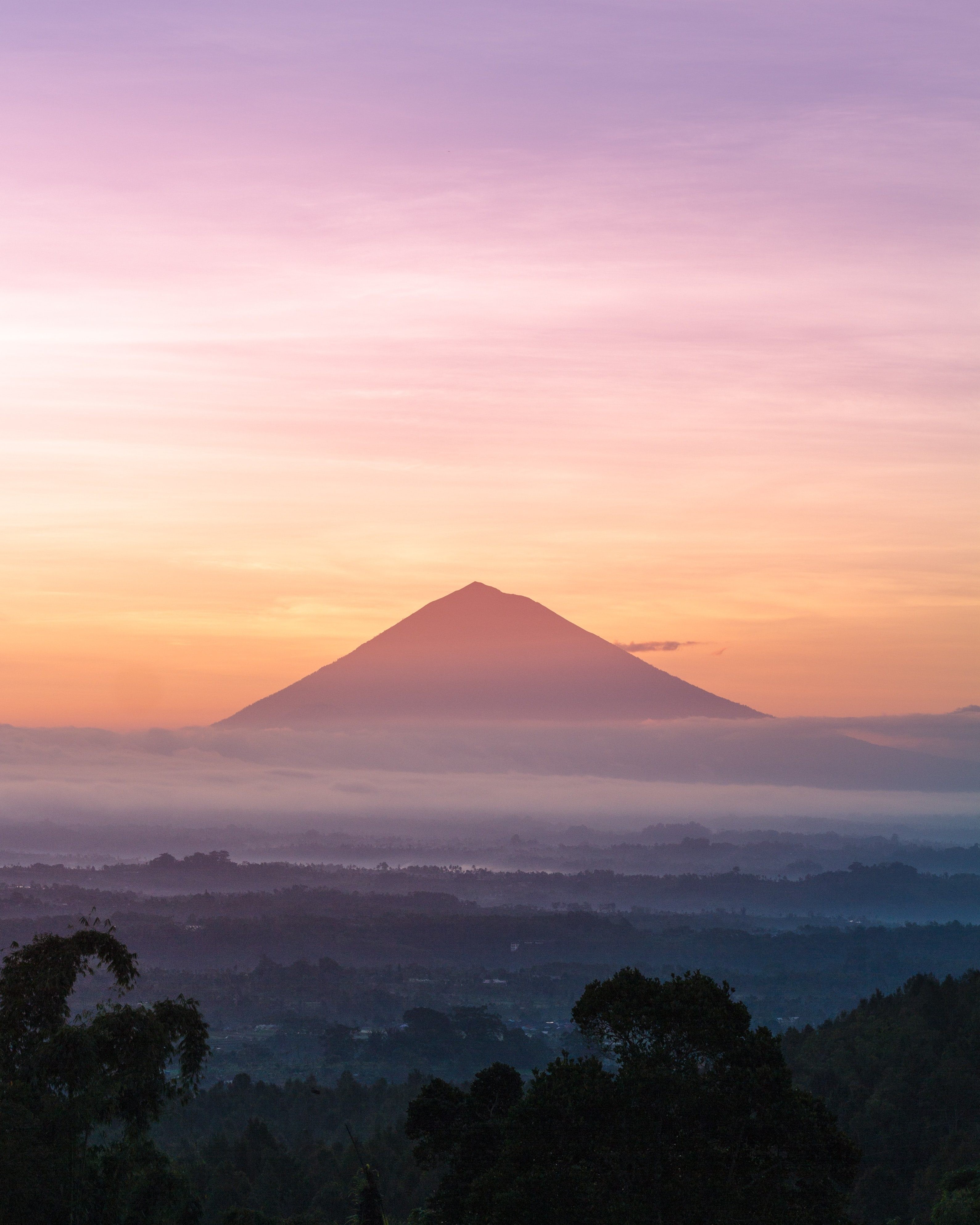 Berg bei Sonnenuntergang in Bali