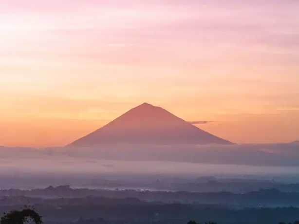 Berg bei Sonnenuntergang in Bali