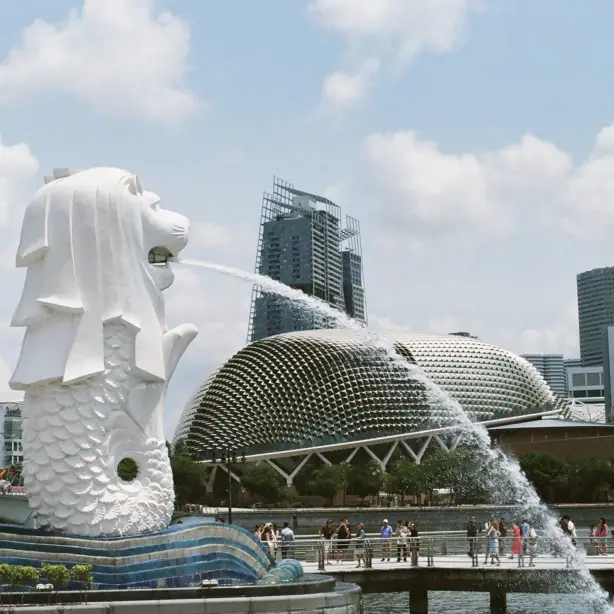 Large lion water fountain with city in the background in Singapore