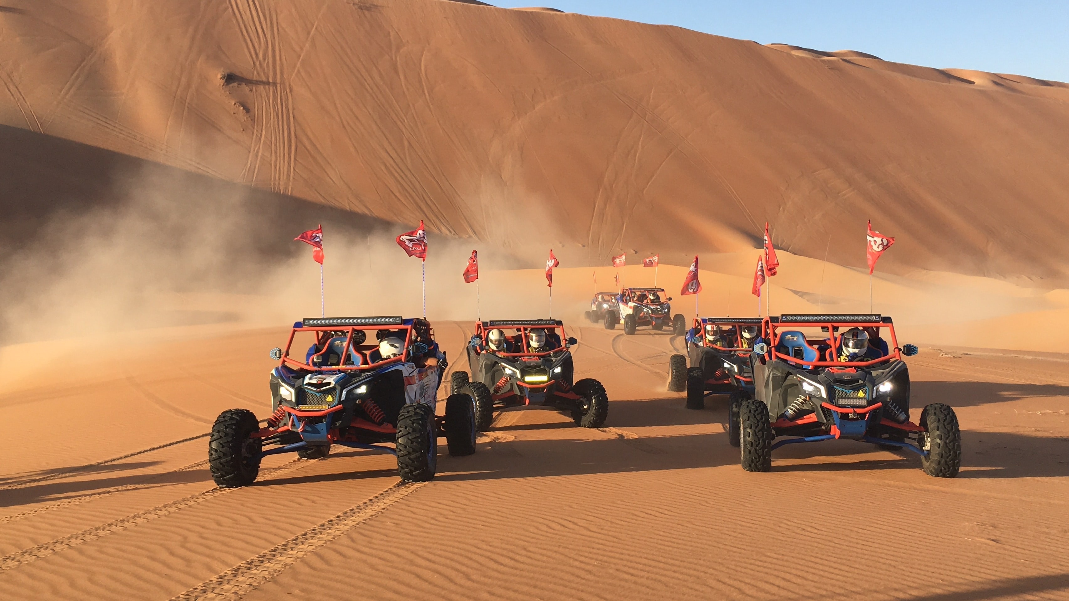 Jeeps in de woestijn van Abu Dhabi