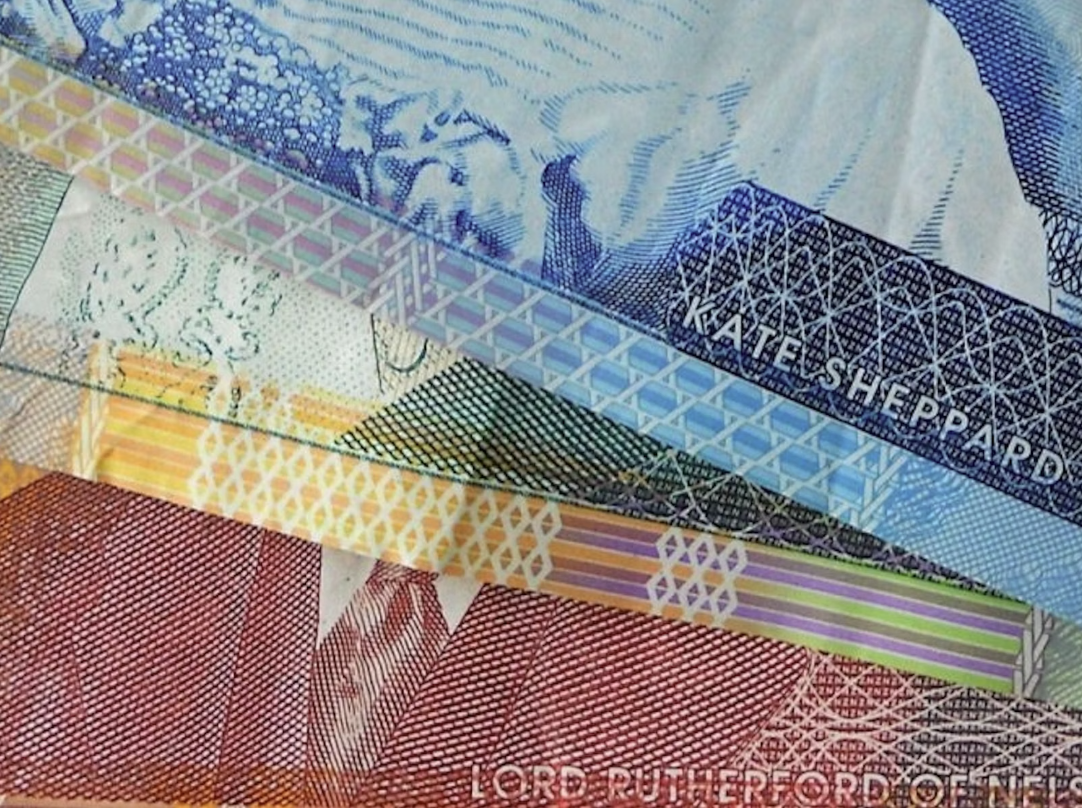 Eine Nahaufnahme von drei Neuseeland-Dollar-Banknoten