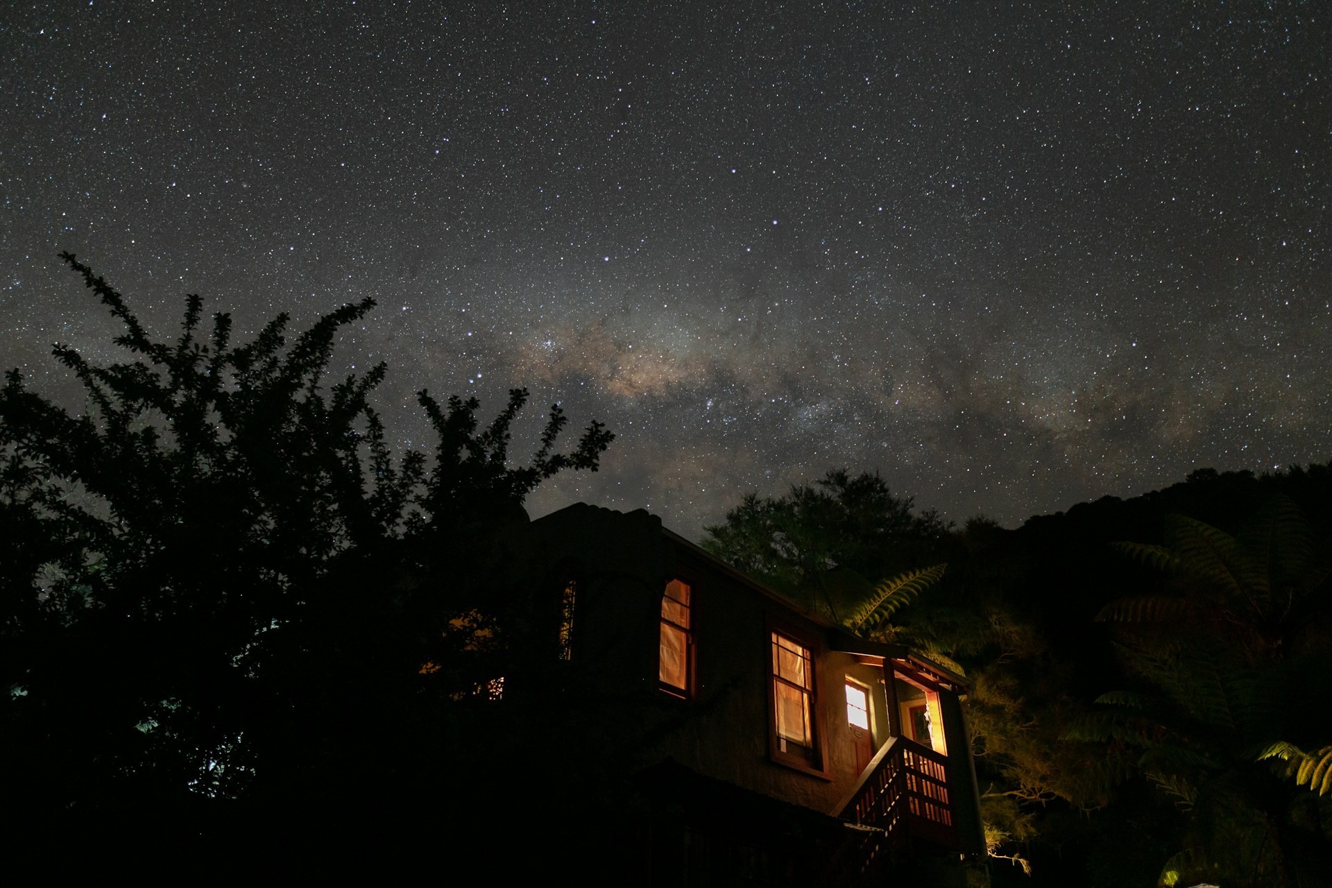Lodge in Nationalpark bei Nacht unter Sternenhimmel