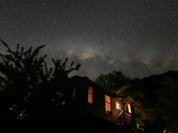 Lodge in Nationalpark bei Nacht unter Sternenhimmel