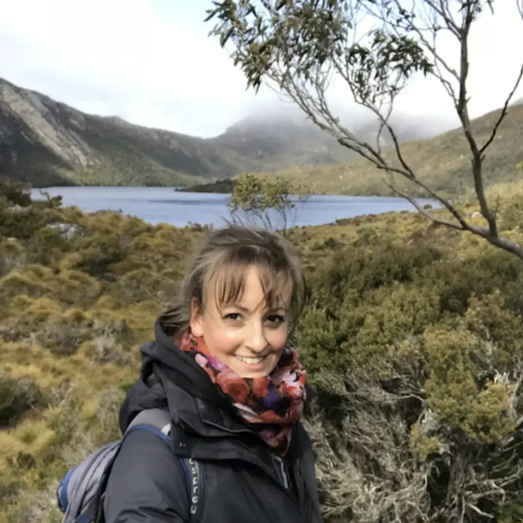 Junge Frau steht vor See und Bergen in Neuseeland