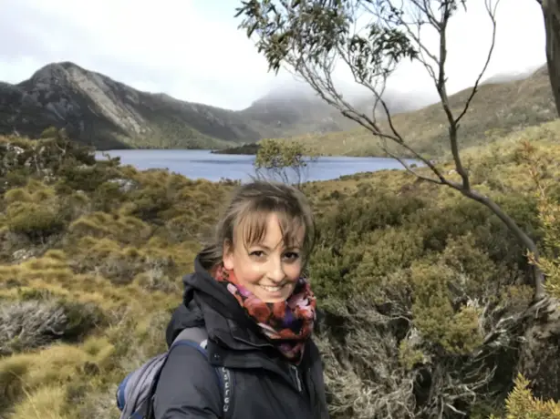 Junge Frau steht vor See und Bergen in Neuseeland