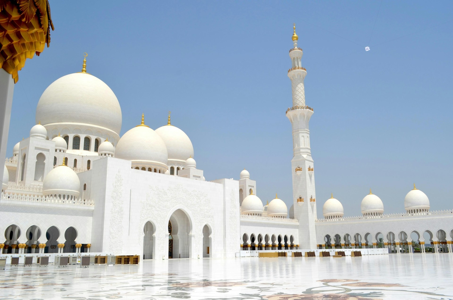 Traditionele witte tempel in Abu Dhabi