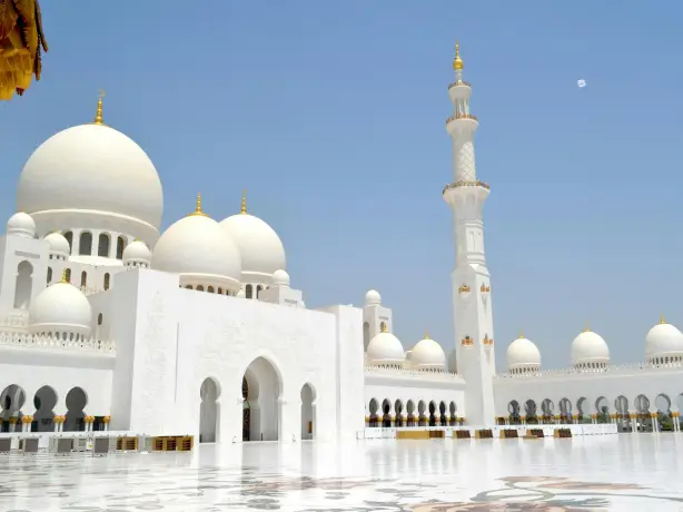 Traditioneller weißer Tempel in Abu Dhabi