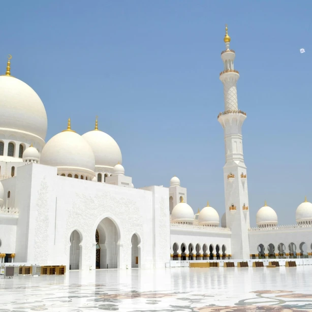Traditionele witte tempel in Abu Dhabi