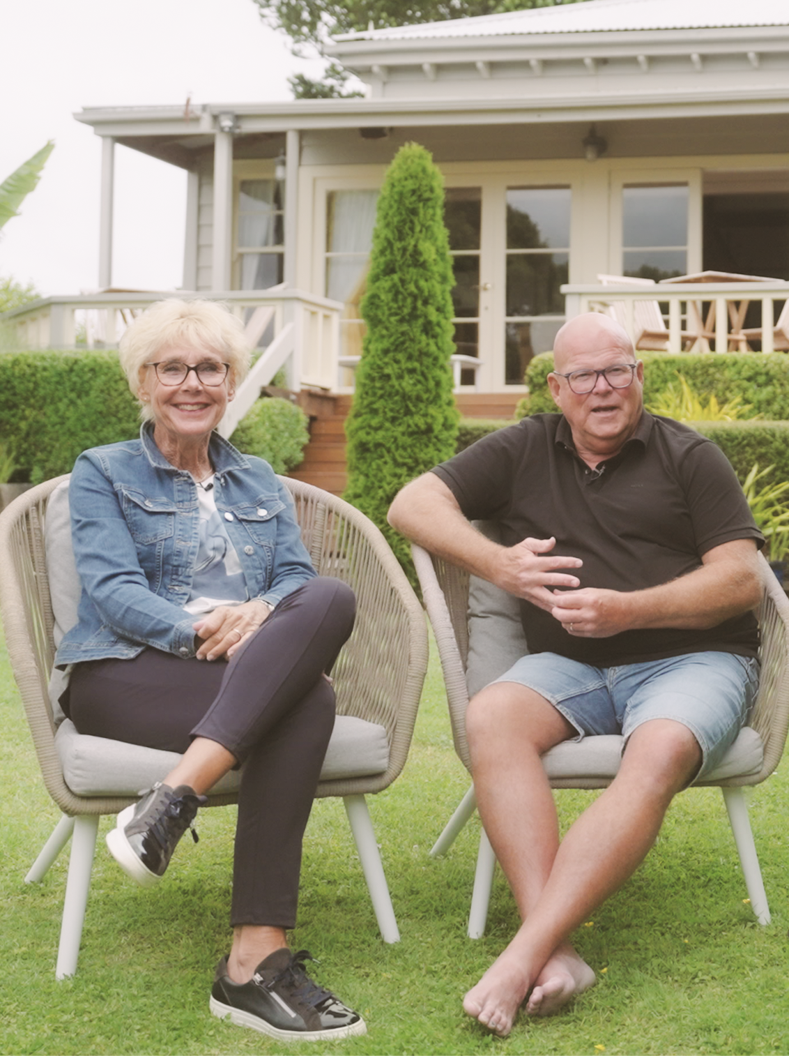 Een koppel in de tuin dat hun getuigenissen geeft