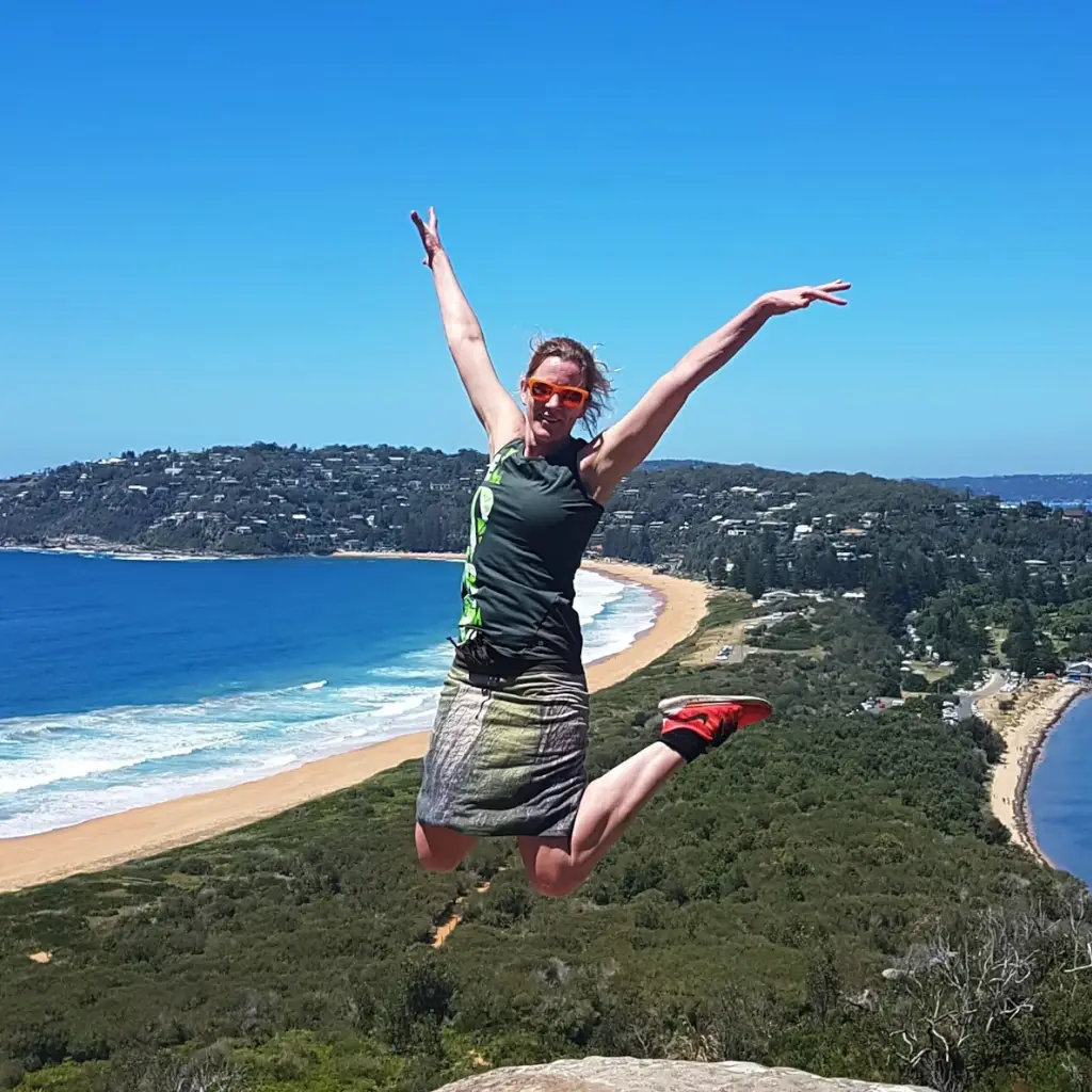 Melanie Springen Pose für die Kamera vor der Palme Strand, Australien