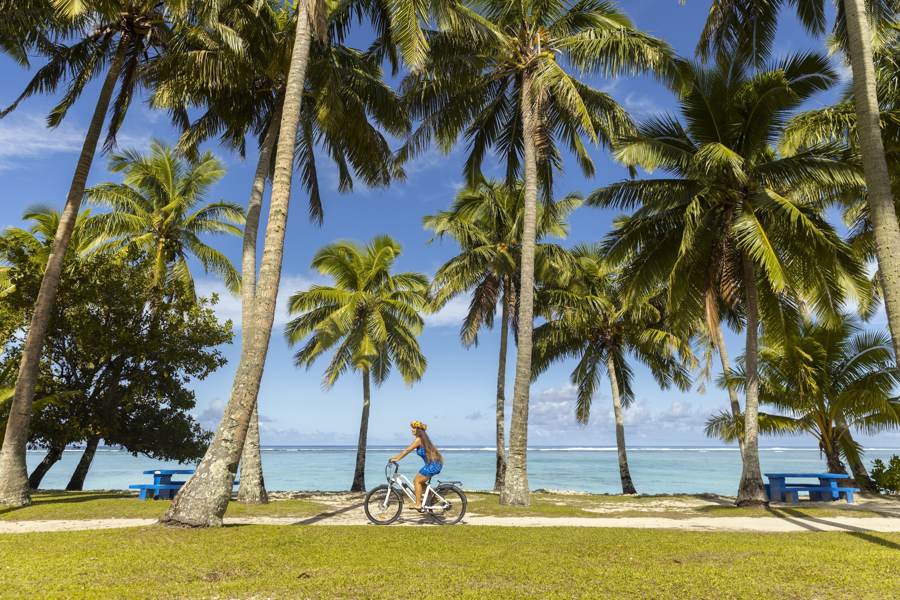 Cookeilanden Rarotonga fietsende vrouw