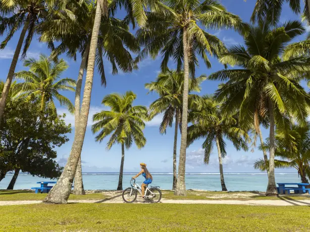 Cookinseln Rarotonga Frau fährt Fahrrad