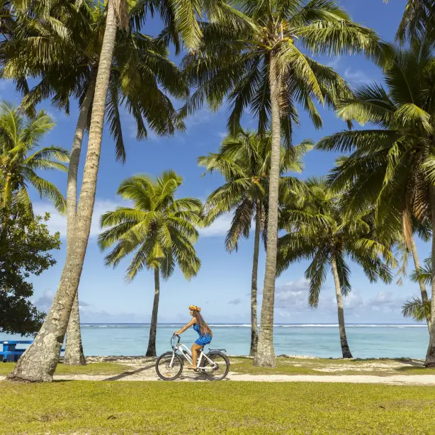 Cookeilanden Rarotonga fietsende vrouw
