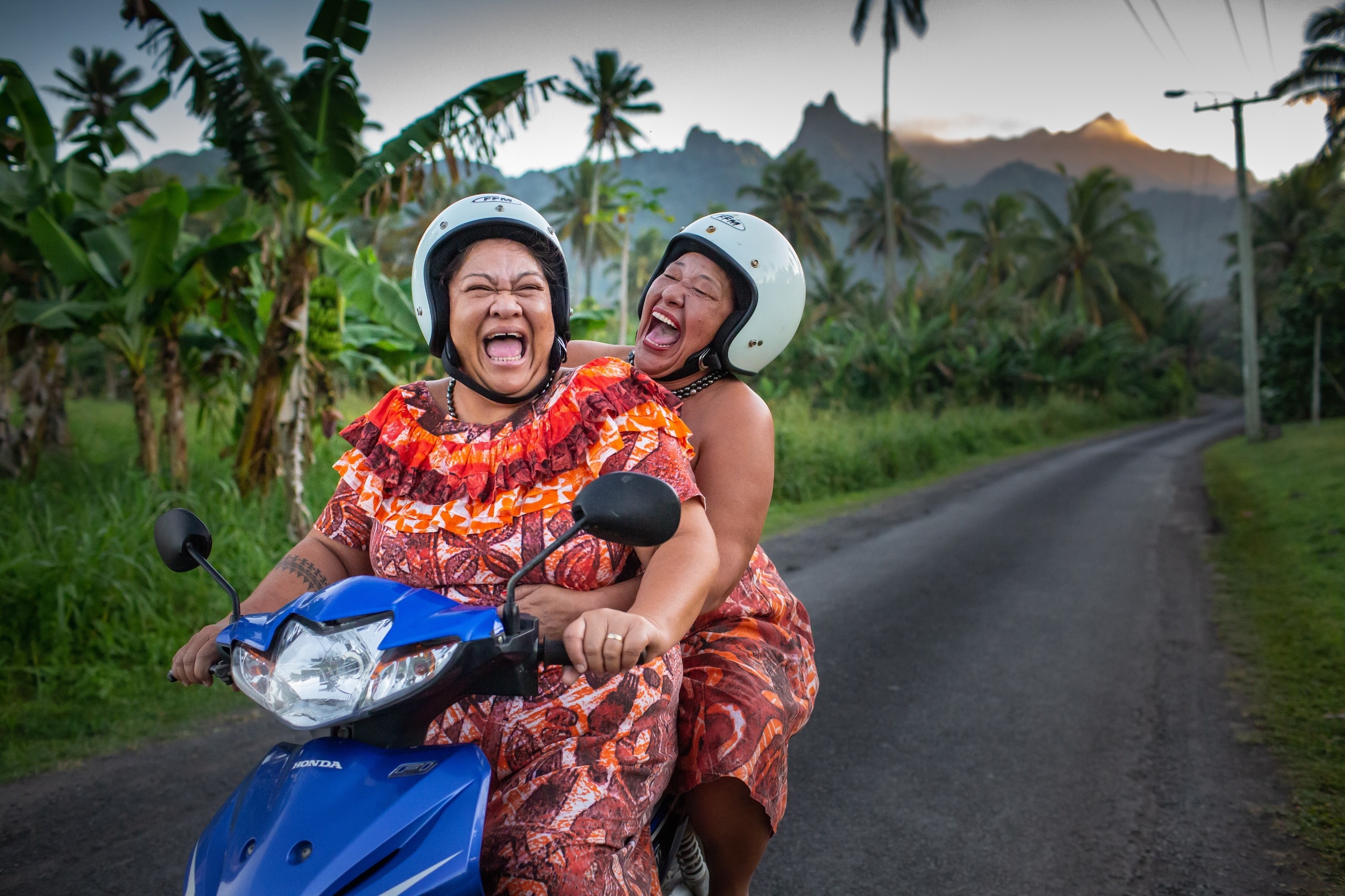 Cookeilanden Rarotonga lokale vrouwen op motorfiets, Cookeilanden