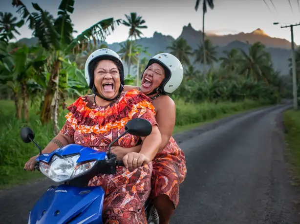Cookinseln Rarotonga Einheimische Frauen auf Motorrad, Cookinseln