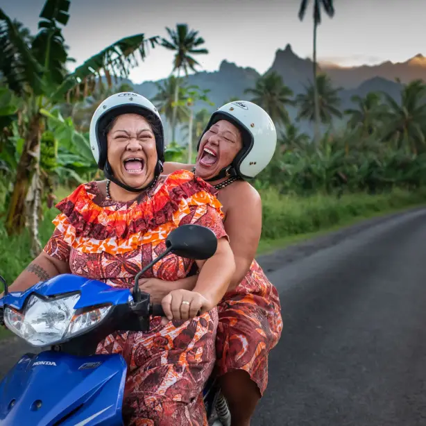 Cookeilanden Rarotonga lokale vrouwen op motorfiets, Cookeilanden