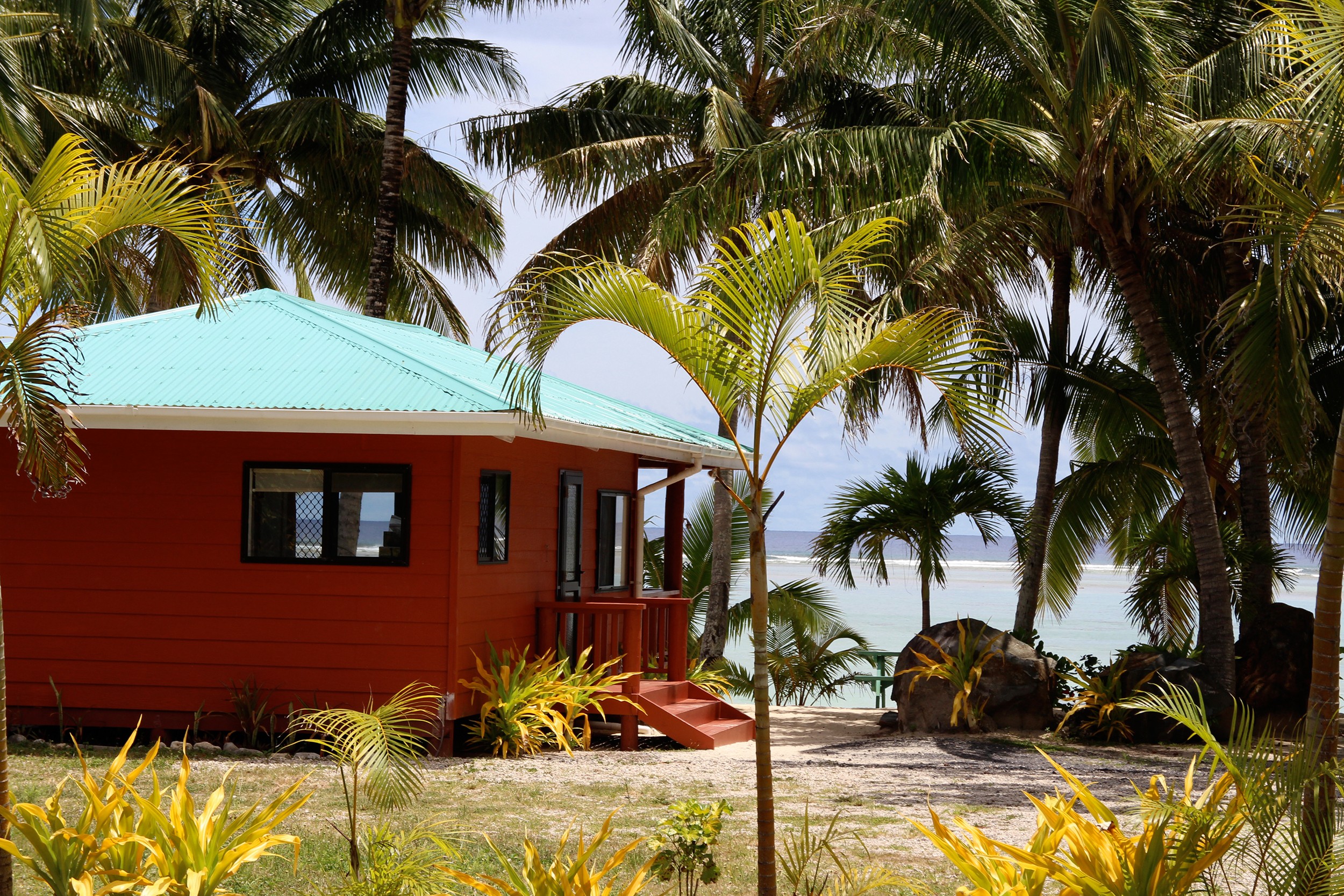Bella Beach Bungalows mit dem Meer im Hintergrund auf den Cookinseln