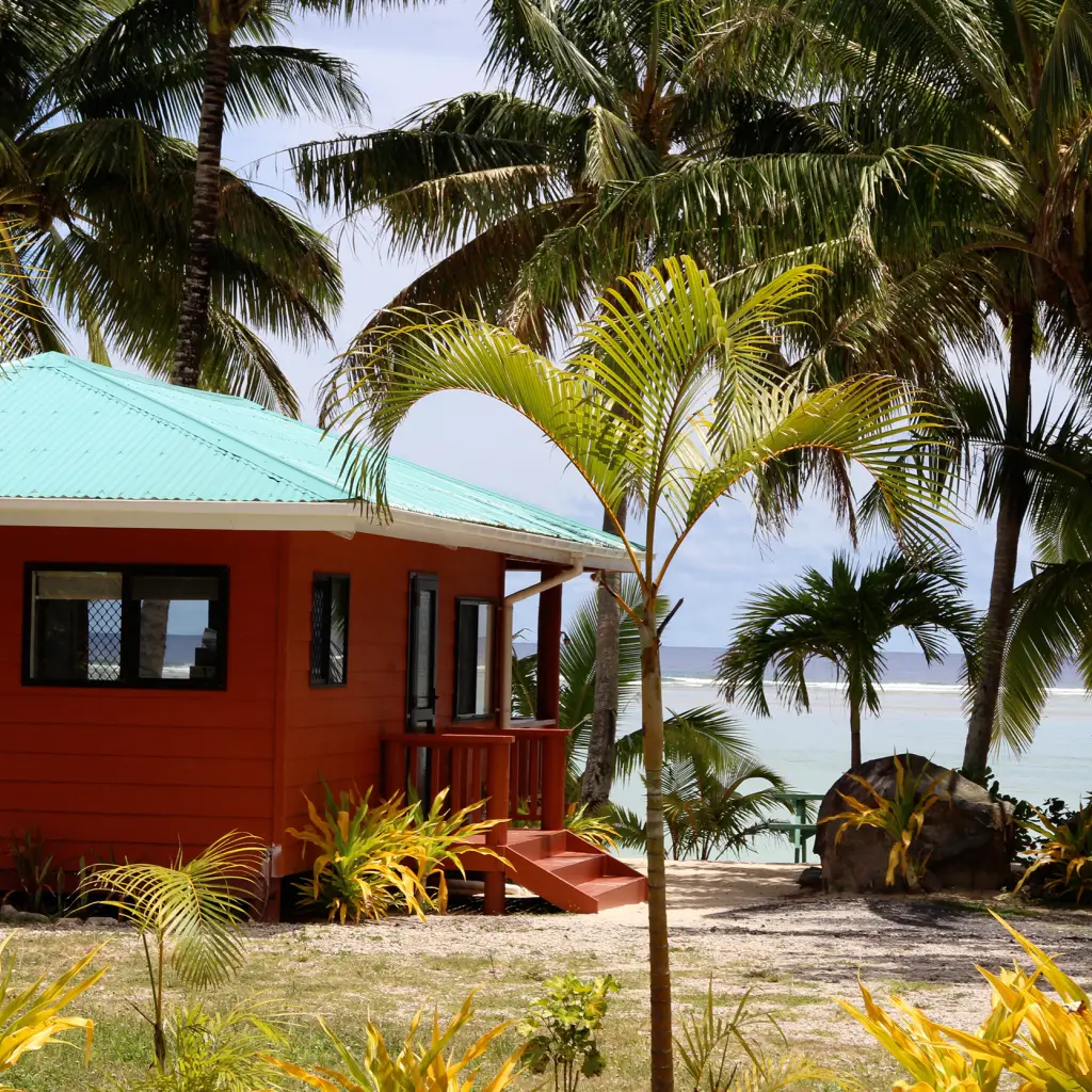 Bella Beach Bungalows mit dem Meer im Hintergrund auf den Cookinseln