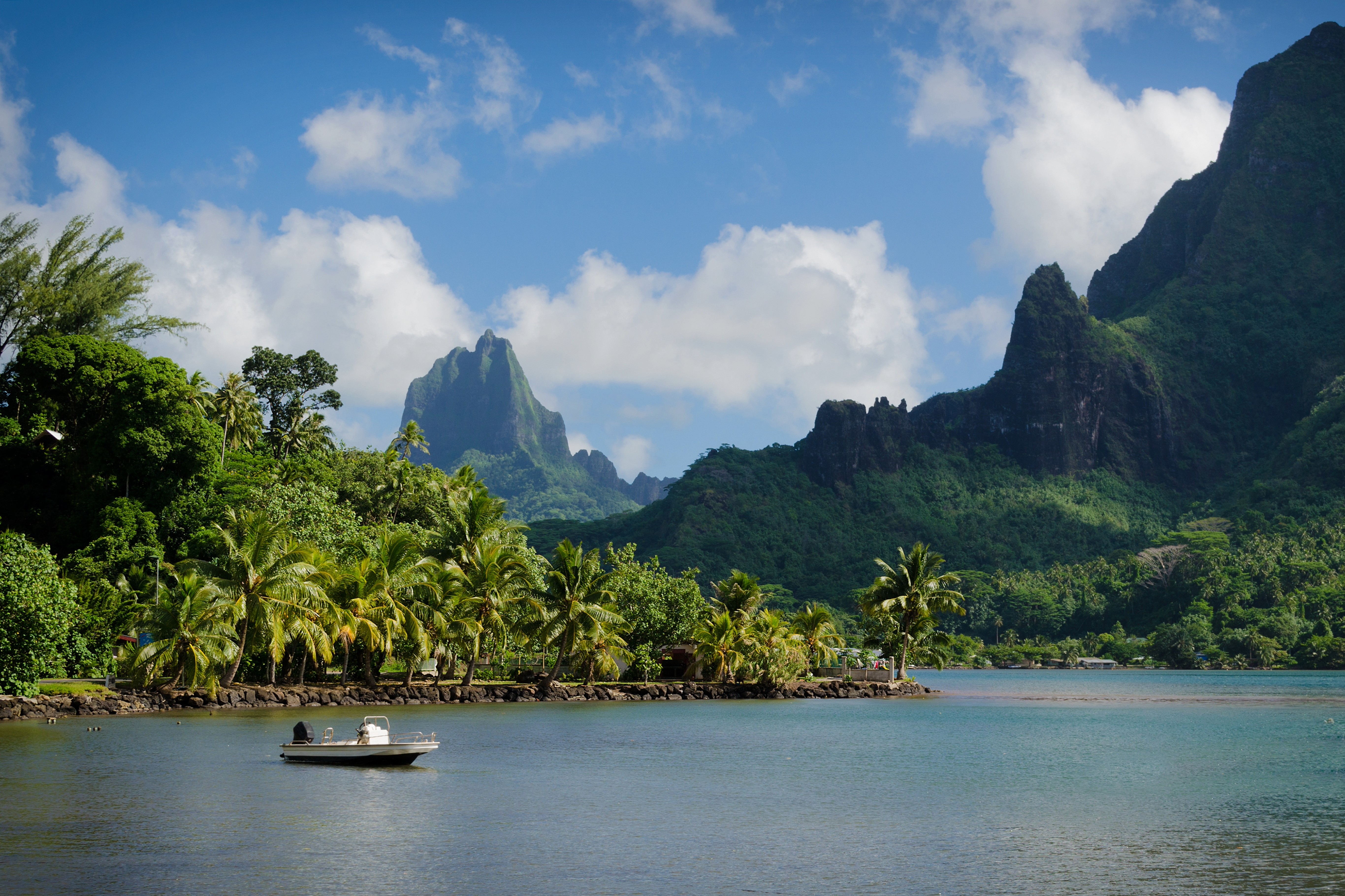 Mo'orea oceaanbaai met grillige vulkanische bergen op de achtergrond