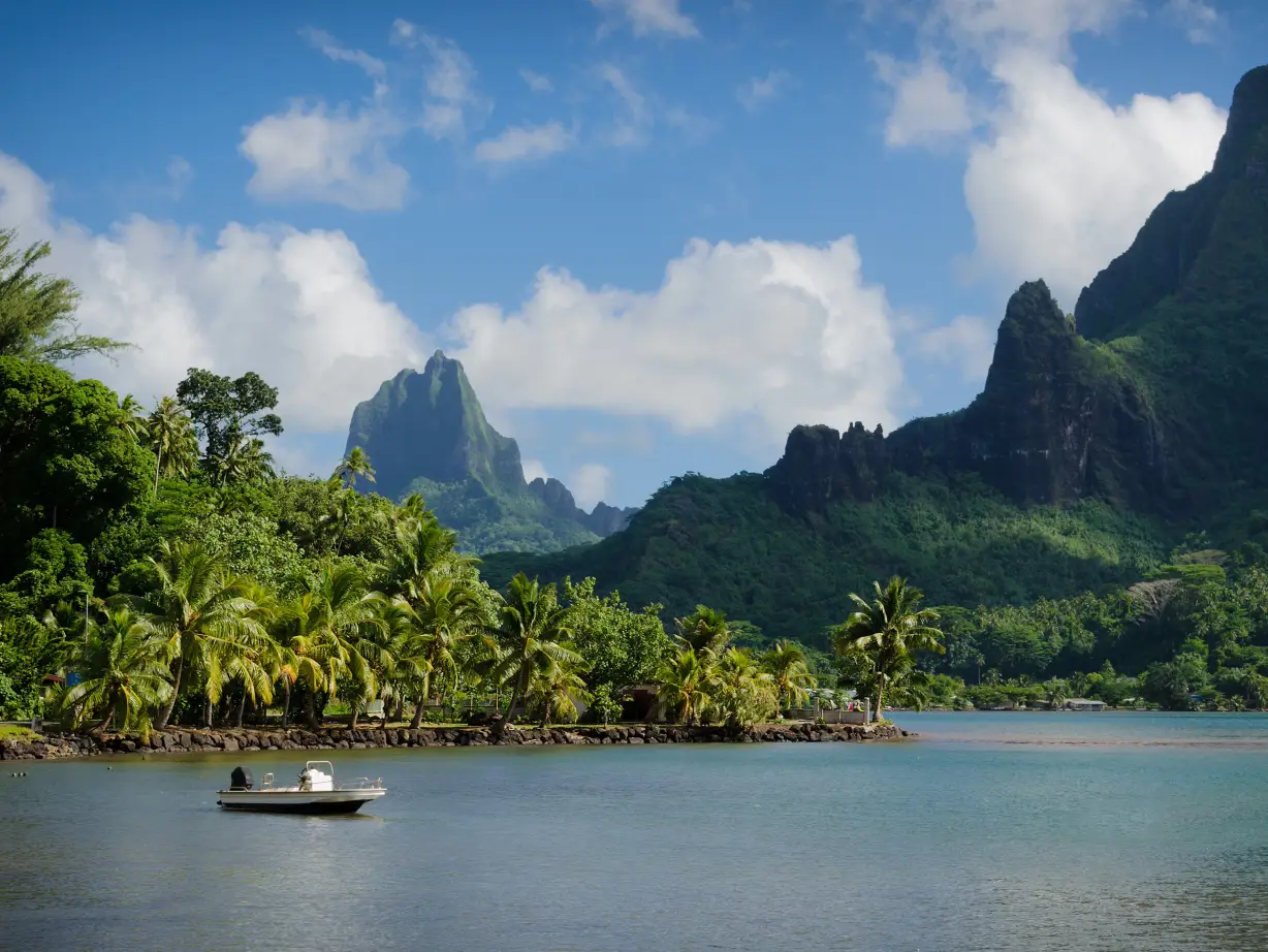 Mo'orea oceaanbaai met grillige vulkanische bergen op de achtergrond