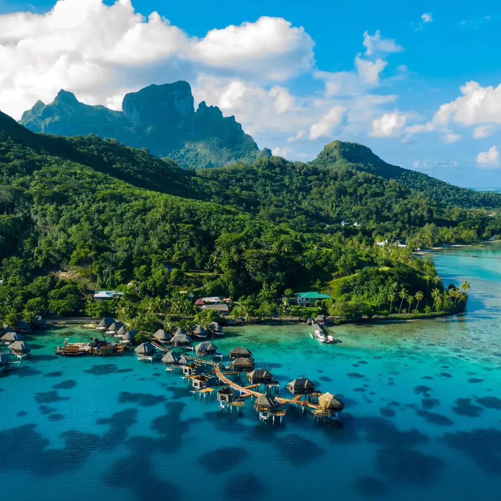 Overzicht van het eiland Tahiti, van de waterhutten tot de grote bergen op de achtergrond