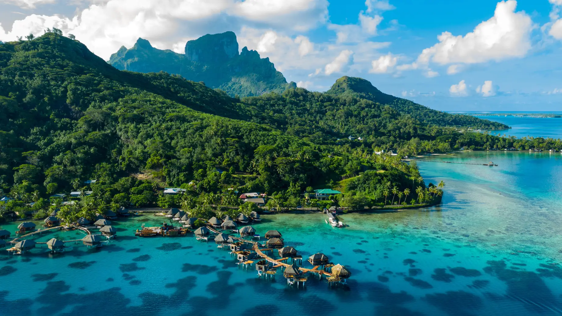 Overzicht van het eiland Tahiti, van de waterhutten tot de grote bergen op de achtergrond