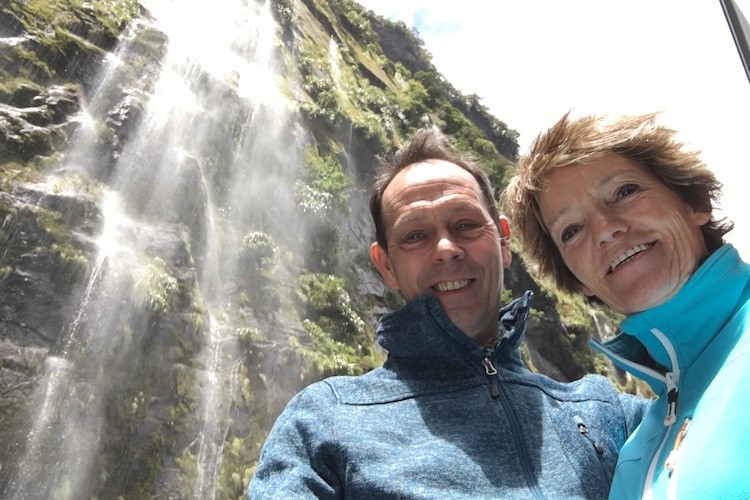 4 Travel Essence Reiservaring Paulien Norbert Nieuw Zeeland Selfie Waterval