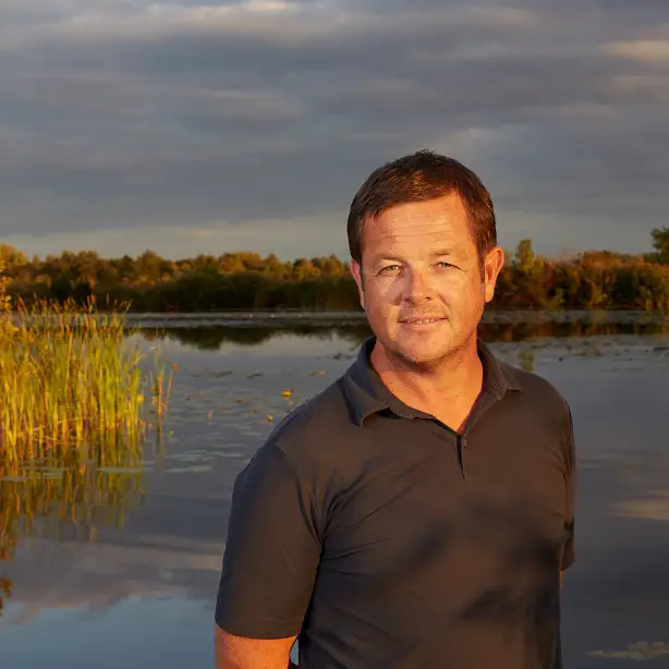 Andrew Morton glimlacht naar de camera