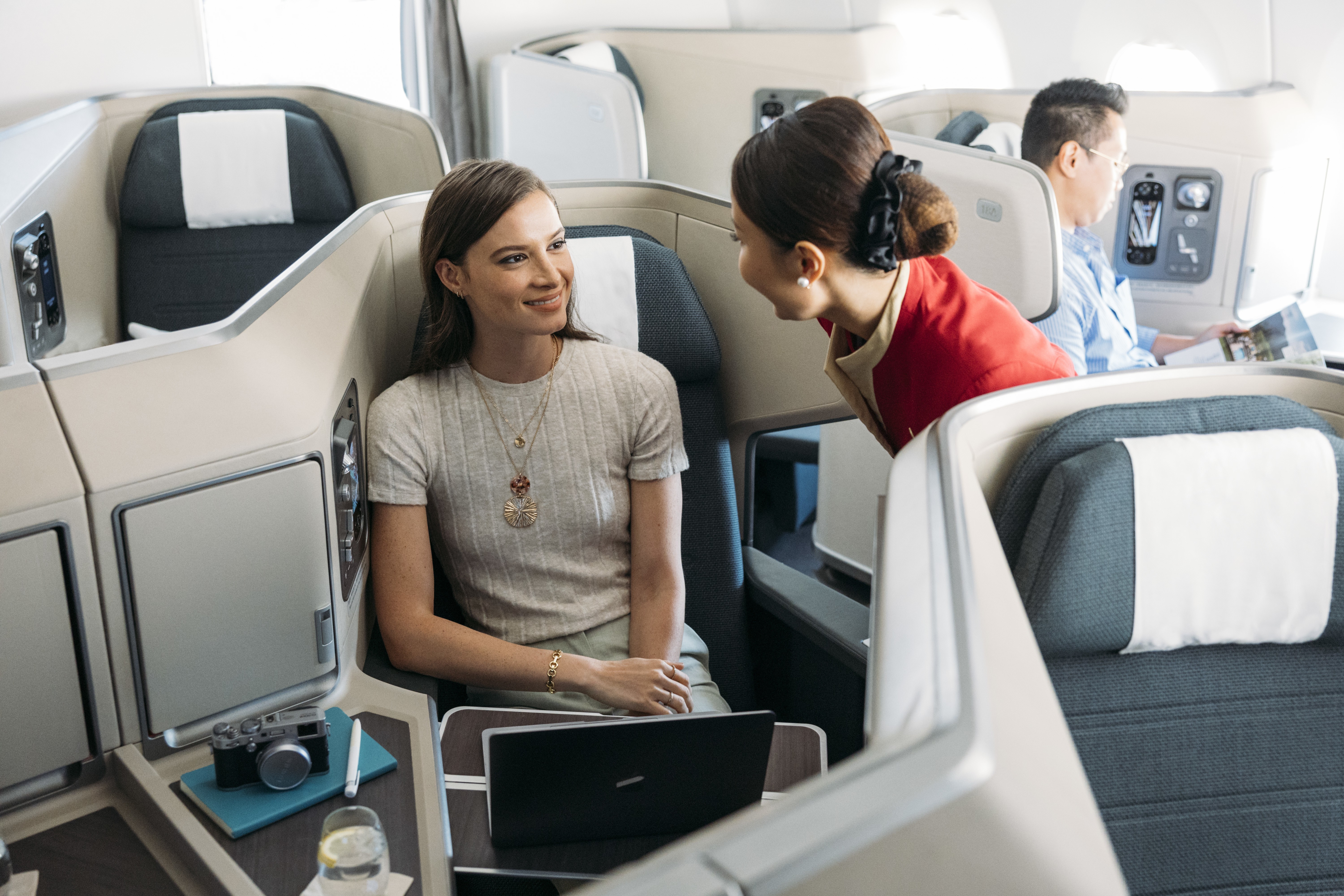 Cathay Pacific Flugbegleiter im Gespräch mit einem Passagier