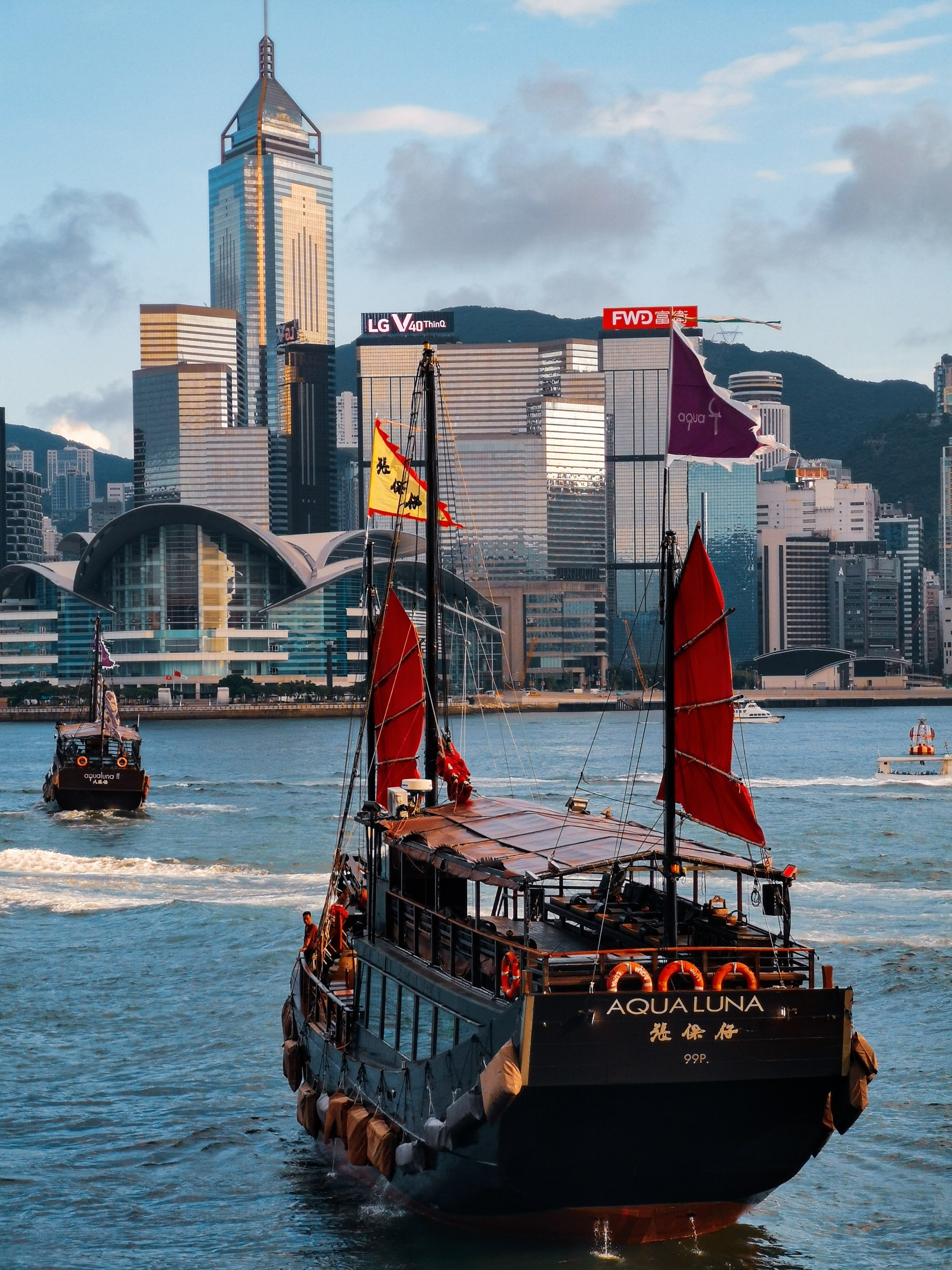 Een aqualunaschip met stad op de achtergrond in Hong-Kong