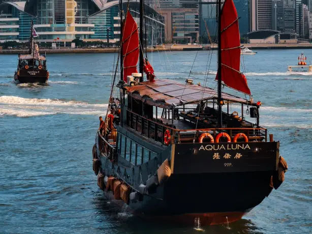 Een aqualunaschip met stad op de achtergrond in Hong-Kong