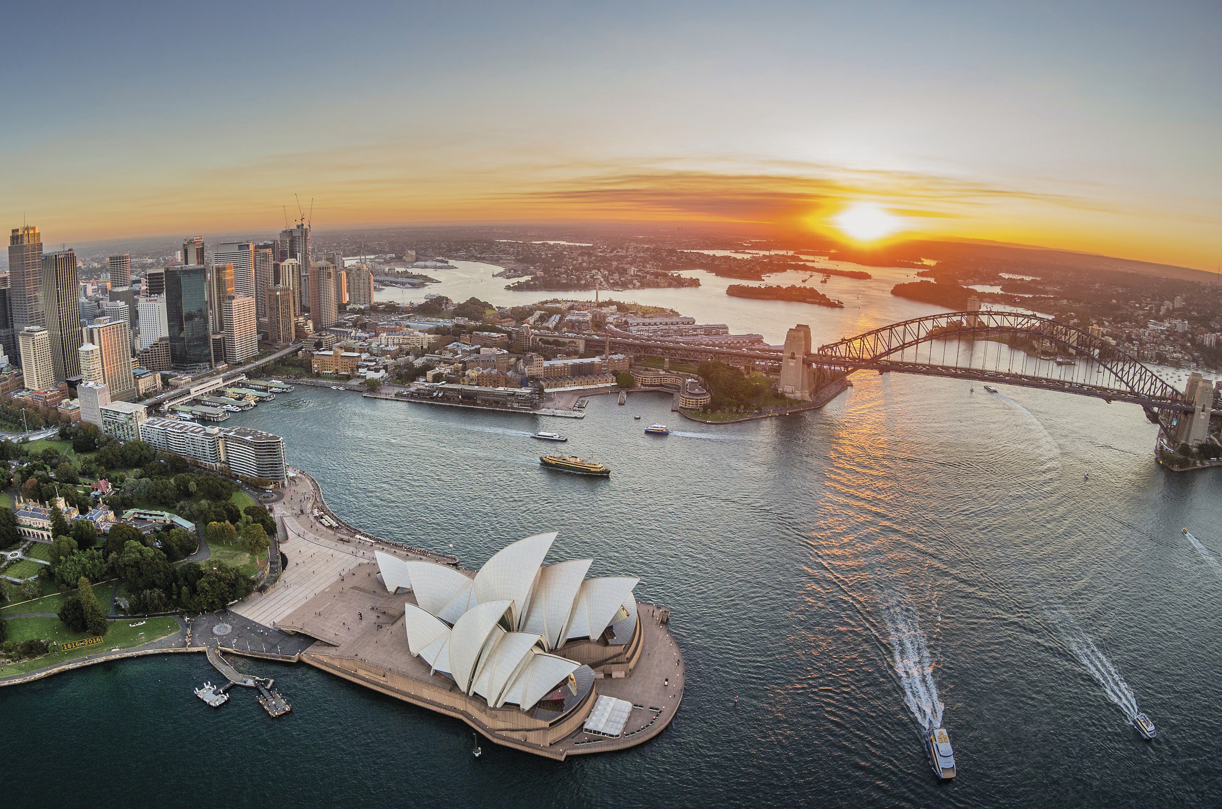 Eine Luftaufnahme des Hafens von Sydney bei Sonnenuntergang