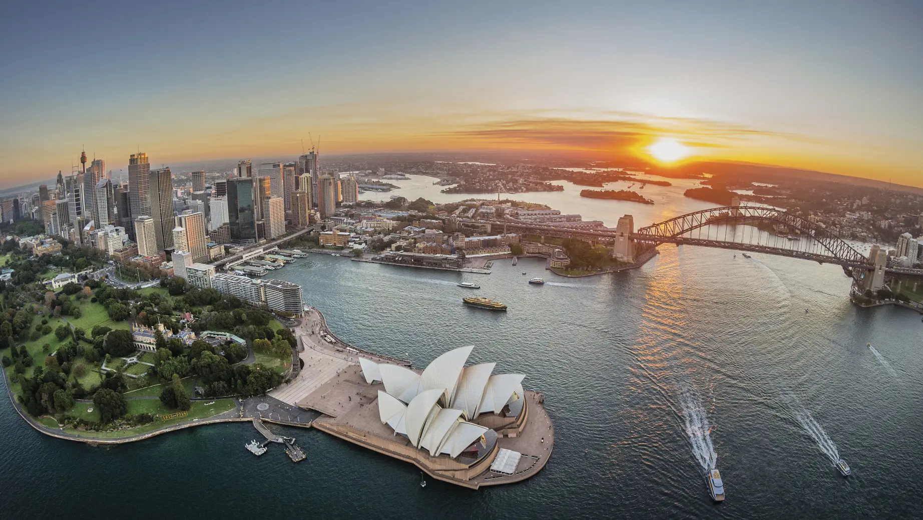 Eine Luftaufnahme des Hafens von Sydney bei Sonnenuntergang