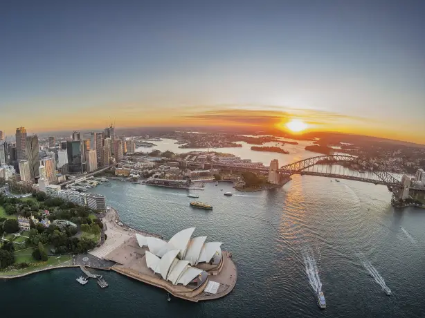 Eine Luftaufnahme des Hafens von Sydney bei Sonnenuntergang