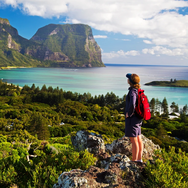 Wanderer bewundert die Aussicht auf die Berge der Capella Lord Howe Island