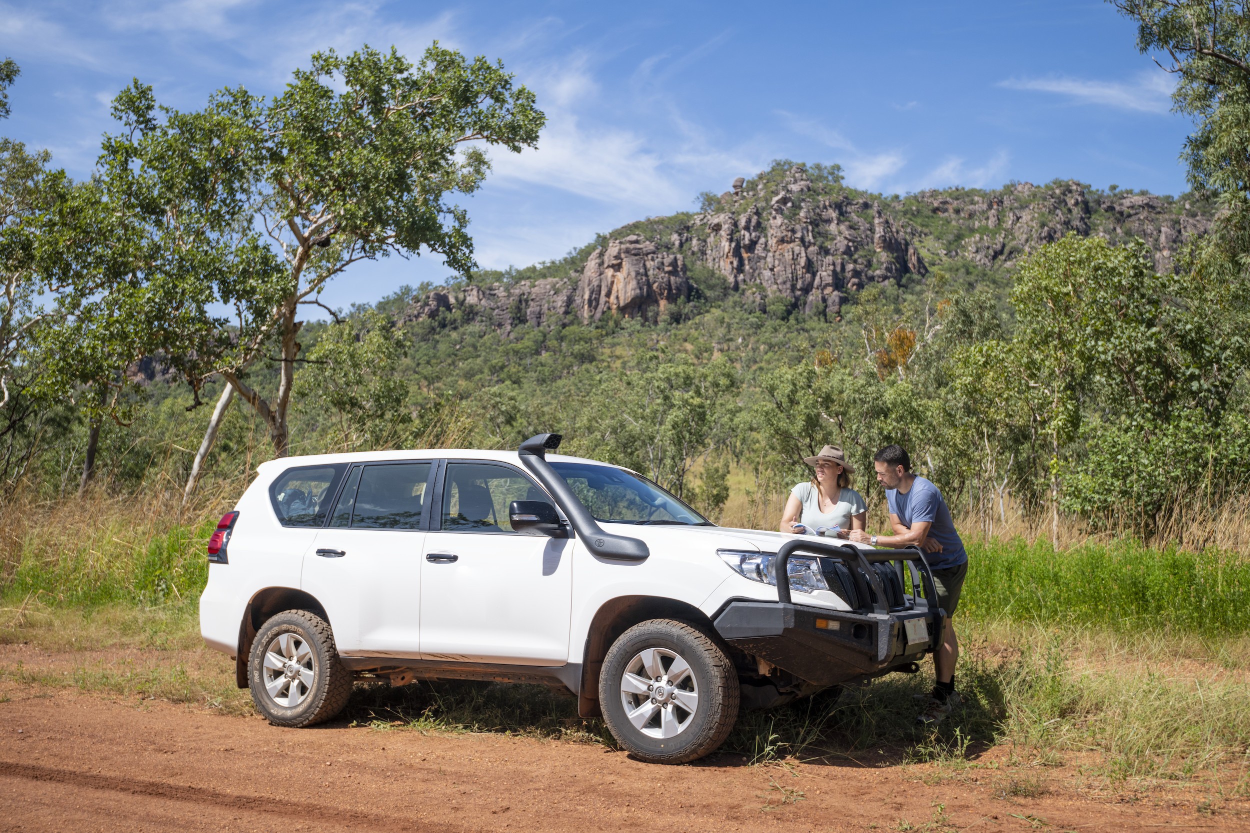Ein Paar steht neben einem geparkten Auto im Kakadu National Park, Australien